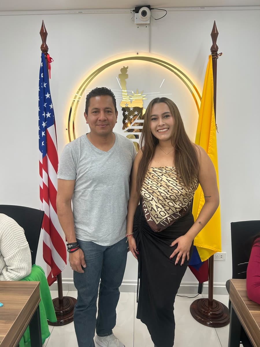 Clientes de Visas World Pro en la oficina de Quito